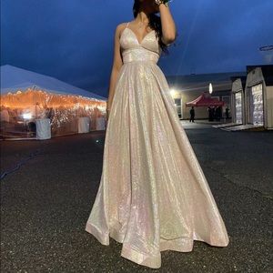 Metallic Rose print ballgrown in great condition. size 0